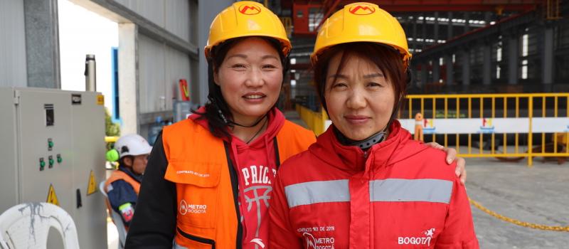 Imagen noticia Mujeres chinas operan grúas del patio taller de la Primera Línea del Metro