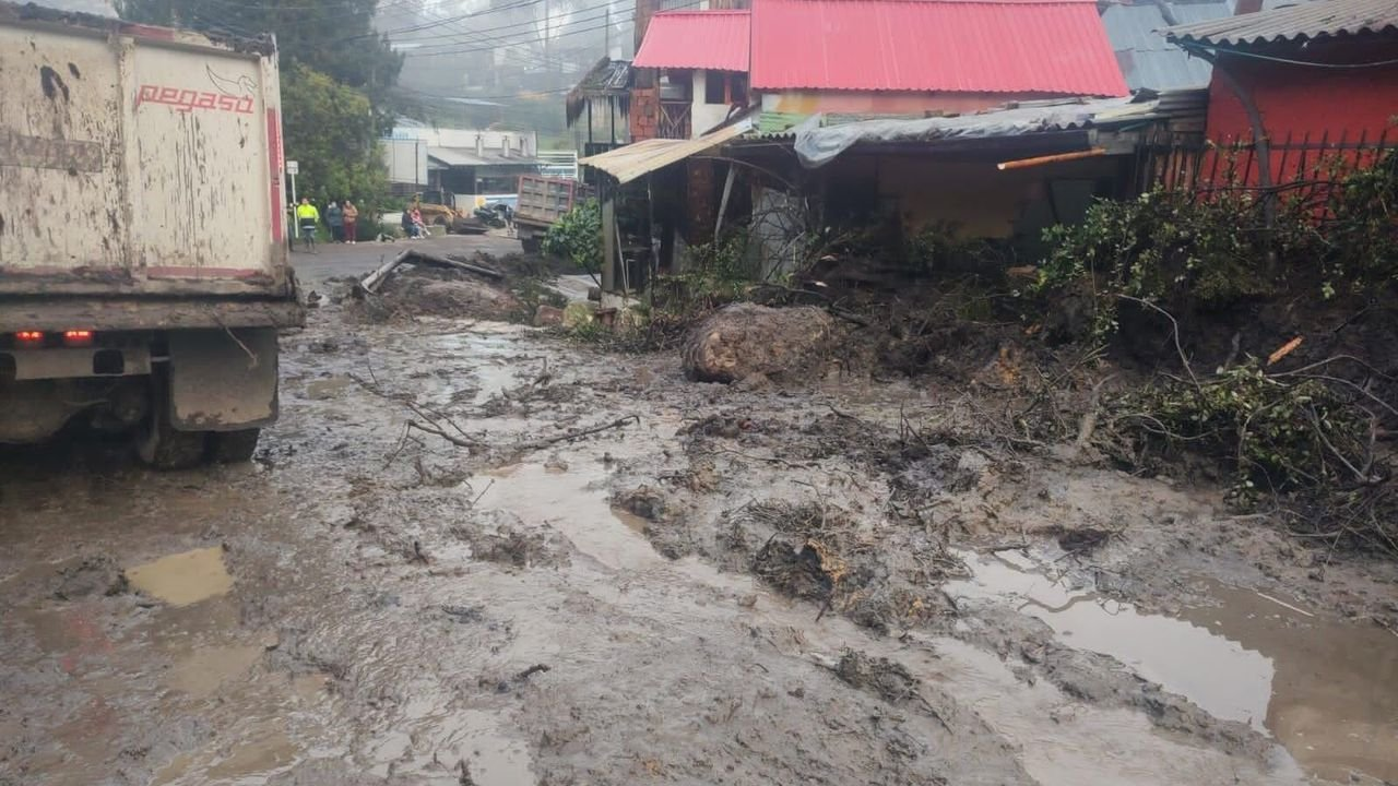 Imagen noticia Autoridades del país en alerta máxima por fuertes lluvias 