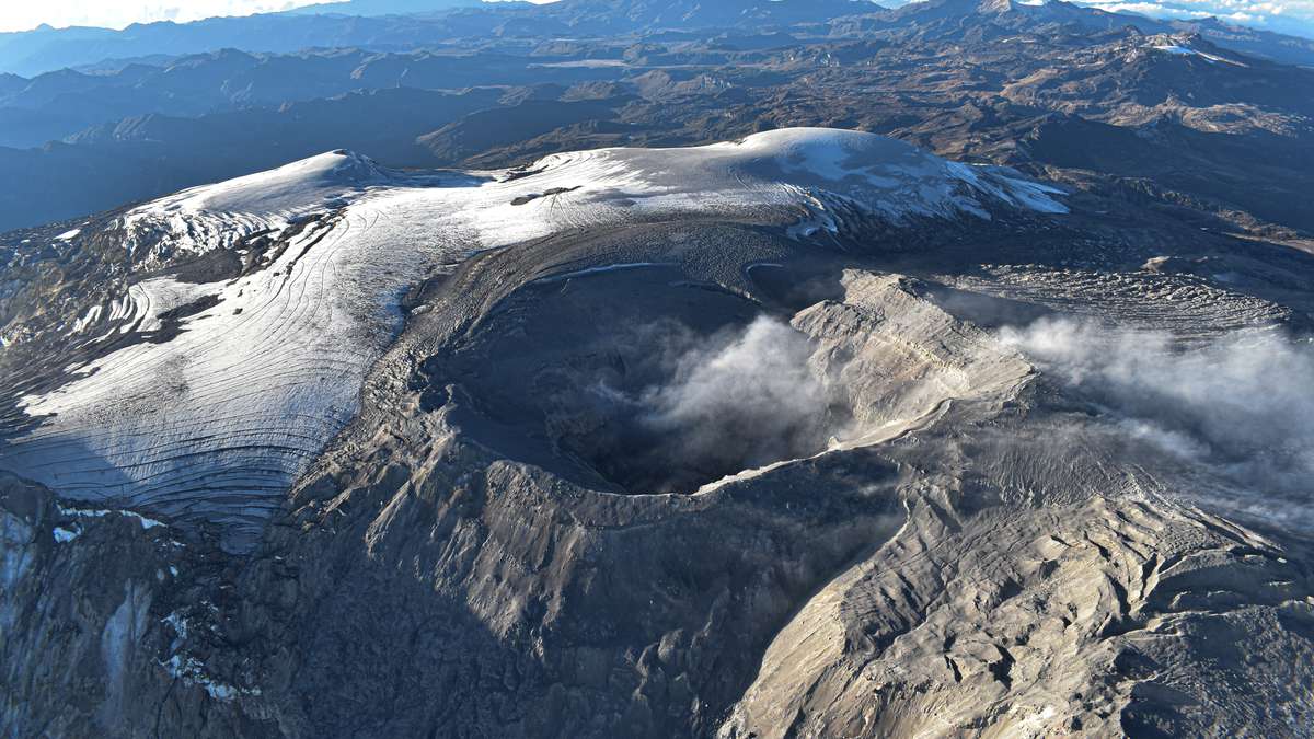 Imagen noticia Decretan alerta Naranja por posible erupción del Nevado del Ruiz 