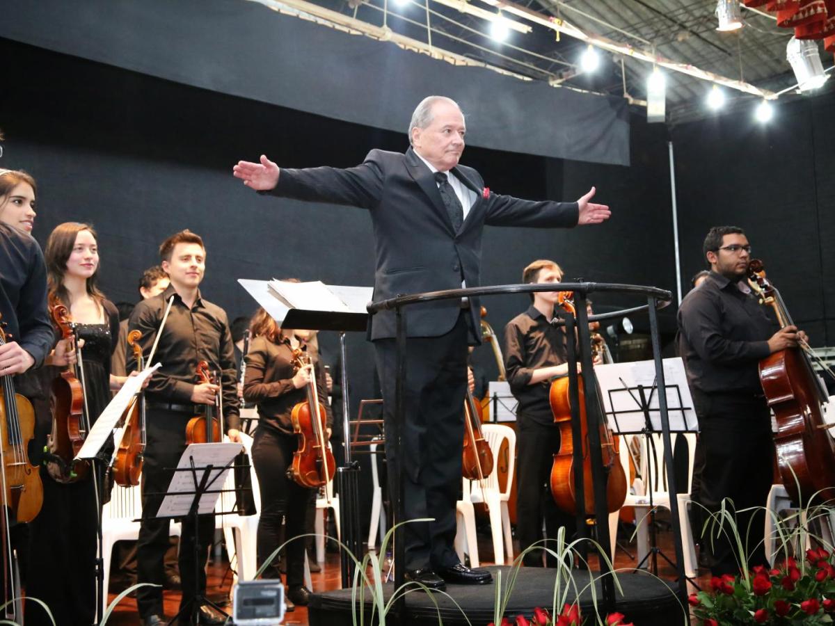 Imagen noticia Carlos Villa el violinista genio que tocó con los Beatles