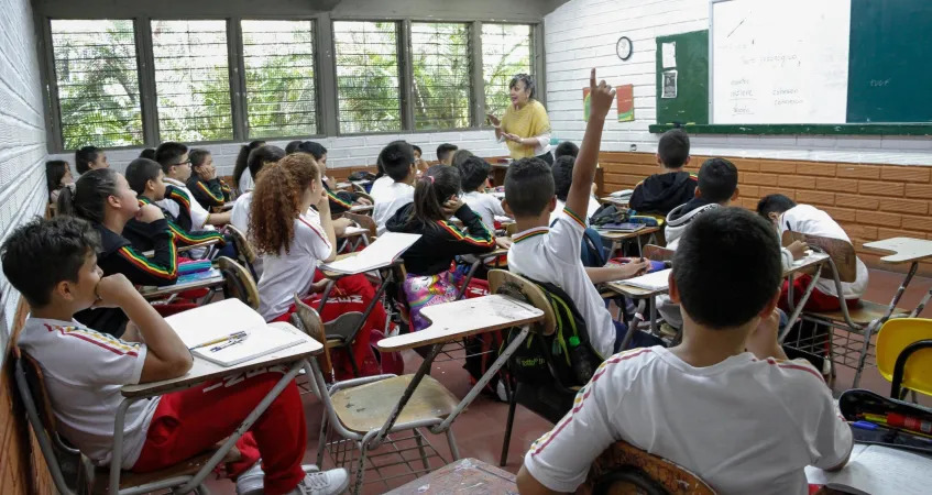 Bomba fétida” en salón de clases deja a 3 estudiantes hospitalizados –  Telemundo Chicago