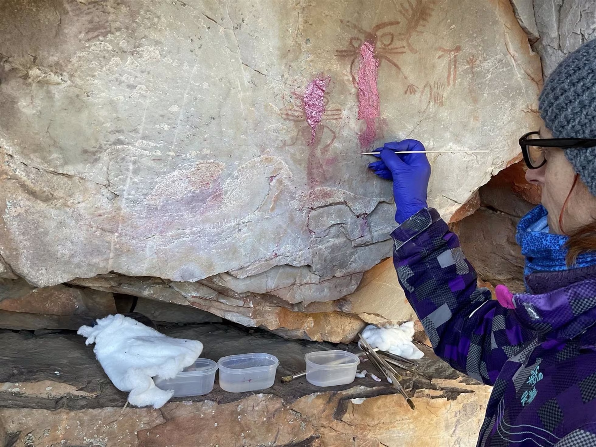 Imagen noticia Investigan a hombre por mojar pinturas rupestres de 6.000 años