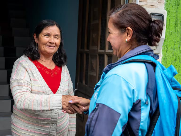 Imagen noticia Sectores de Bogotá están recibiendo atención y servicios de salud en sus casas