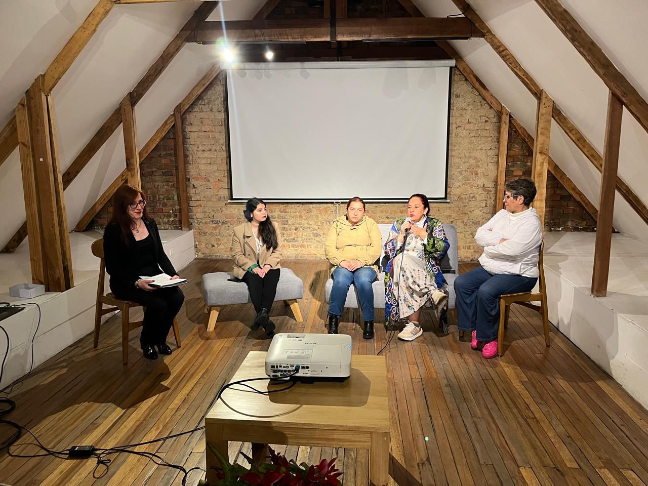 Imagen noticia ‘Ni una Rosa más’: Mujeres de Chapinero crean podcast contra la violencia