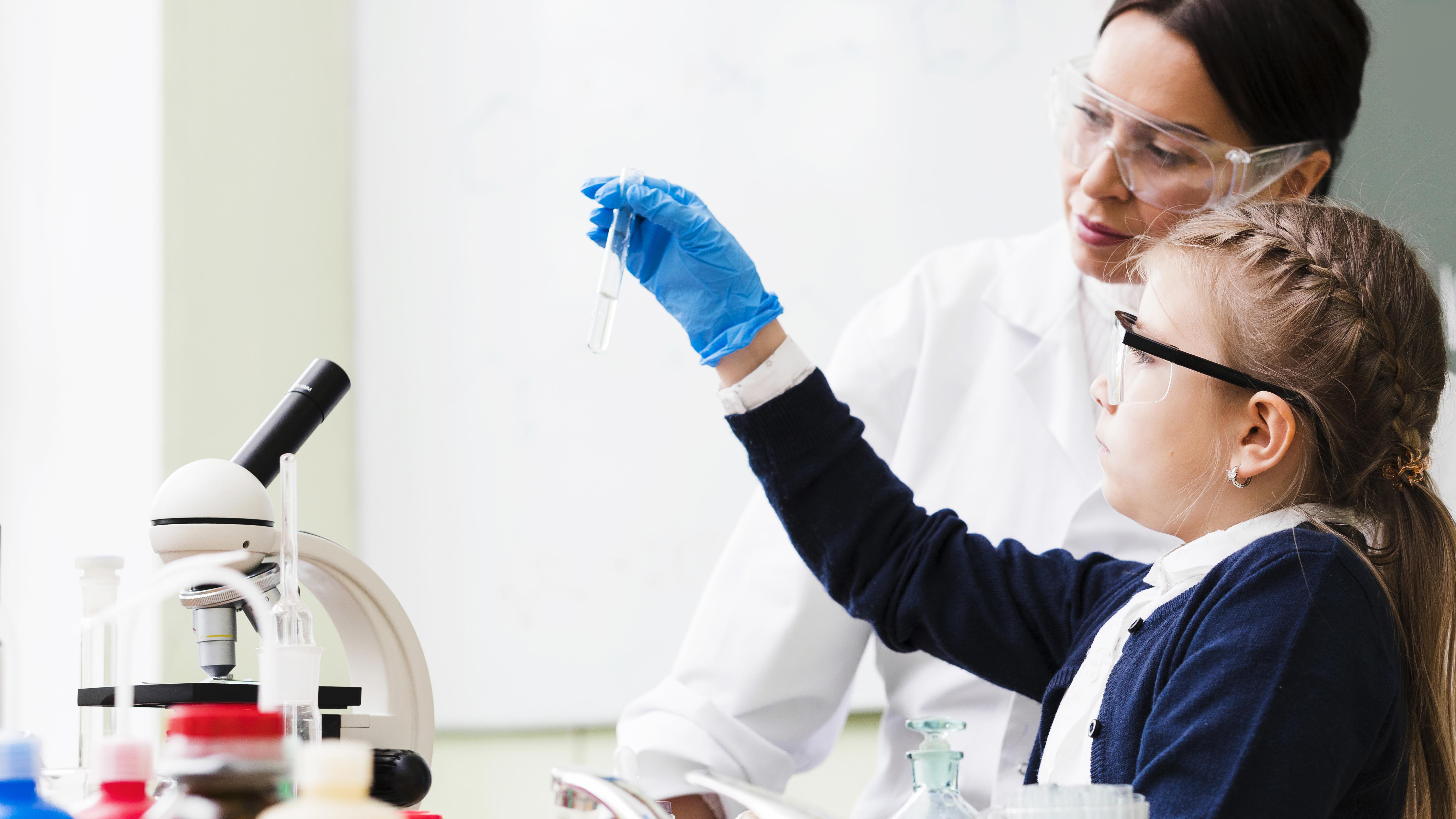 Imagen noticia Coloquio de Física cumple 10 años en el Día de la Mujer y la Niña en la Ciencia