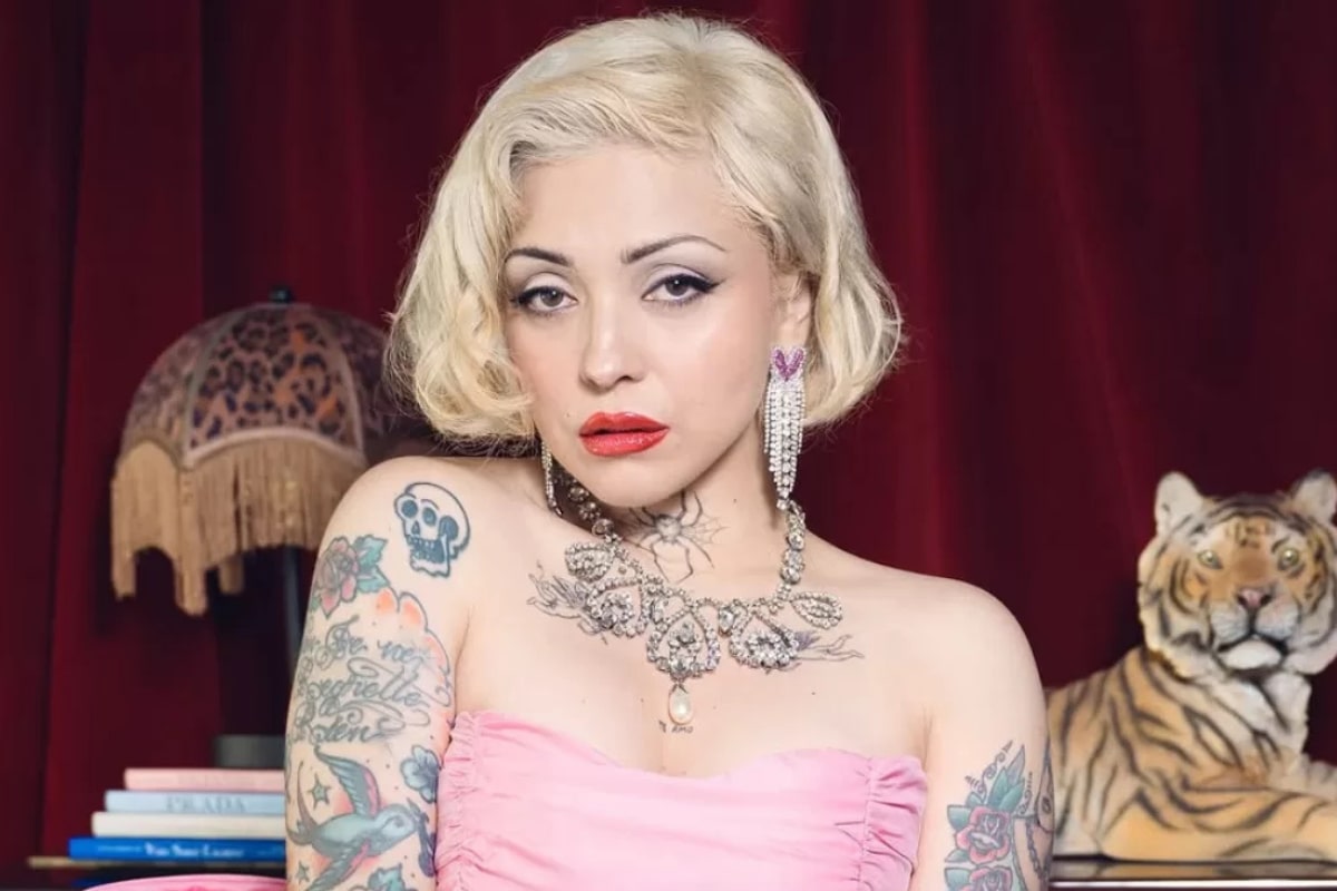 Imagen noticia La cantante presentará su más reciente álbum, ‘Femme Fatale’, en el marco de su gira latinoamericana, con un show que promete una puesta en escena intensa y visualmente poderosa.  El espectáculo se desarrollará en un formato teatral, con una estética cuidadosamente diseñada y una escenografía que acompaña el concepto del álbum. Lanzado el 24 de octubre, ‘Femme Fatale’ reúne 14 canciones que retratan a una “mujer fatal” desde la libertad, la independencia y la confianza, sin dejar de lado la complejidad y el peso simbólico de una figura imponente e intimidante.  Este trabajo marca un hito en la carrera de Mon Laferte al ser su primer disco con el sello Sony Music, que lo define como una propuesta “arriesgada, oscura y poética”. Además, surge en un momento de exploración artística para la cantante, quien ha incursionado en la pintura y el teatro, ampliando los límites de su lenguaje creativo.  Considerado por la artista como uno de sus discos más personales, ‘Femme Fatale’ recorre experiencias íntimas y doloros