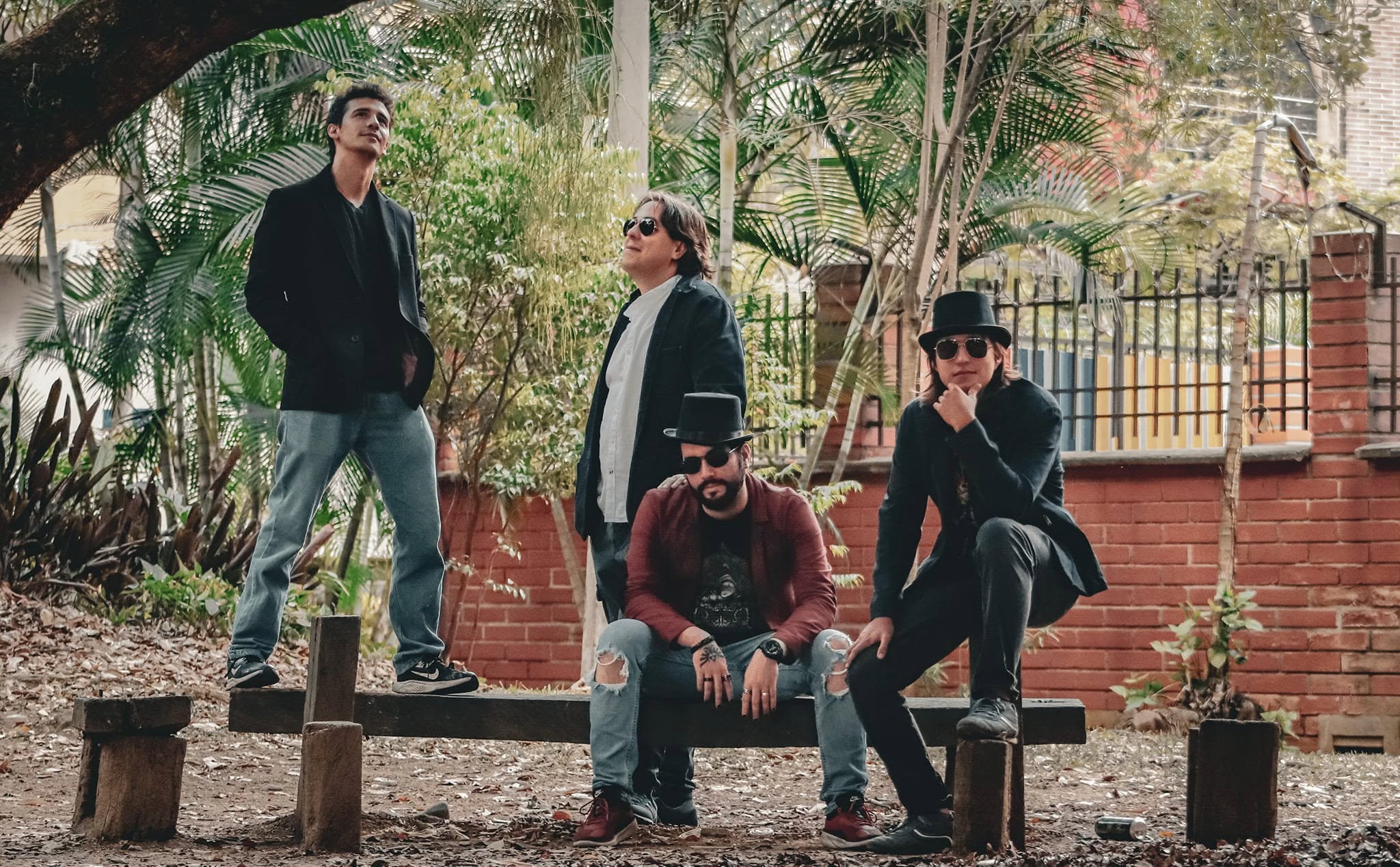 Imagen noticia ‘Stupid Vision Pro’: Sátira, punk y pantallas en lo nuevo de Los Falsos Dandys