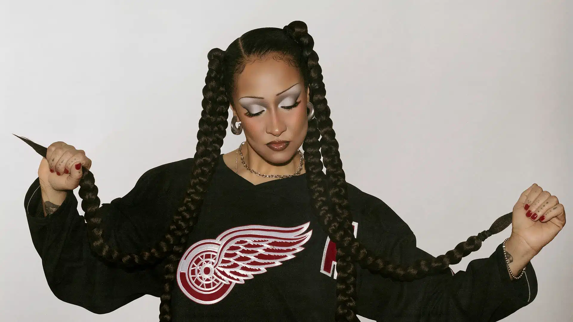 Imagen noticia Alika transforma su voz en palabras con su primer libro sobre rap femenino
