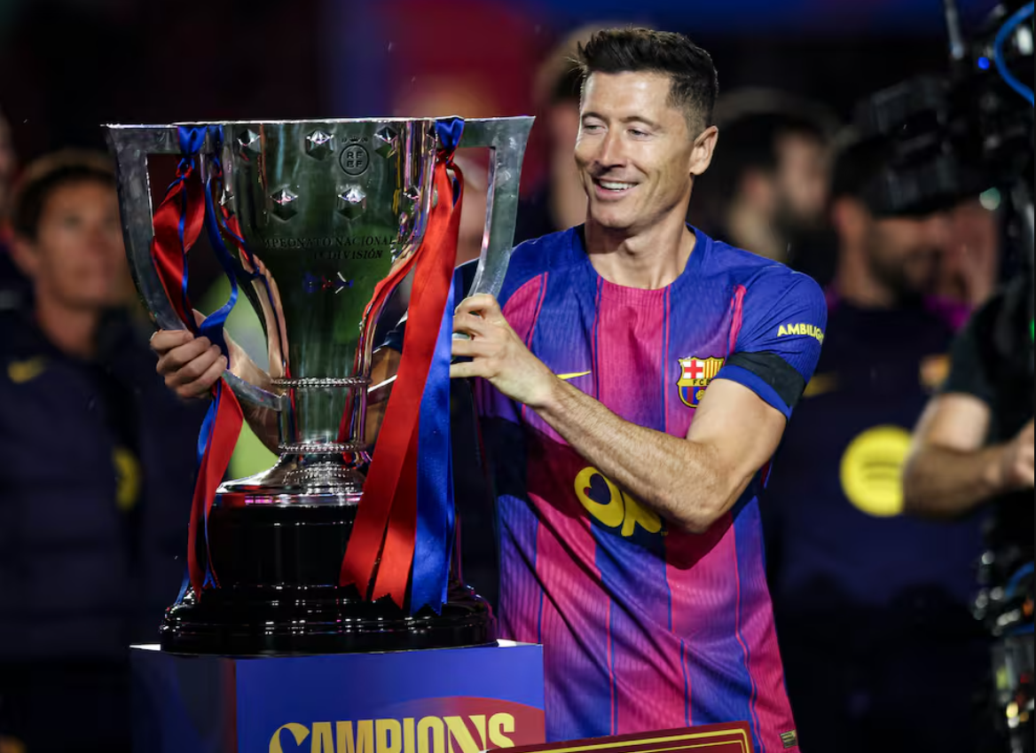 Imagen noticia Entre lágrimas Lewandowski se despide del Camp Nou 