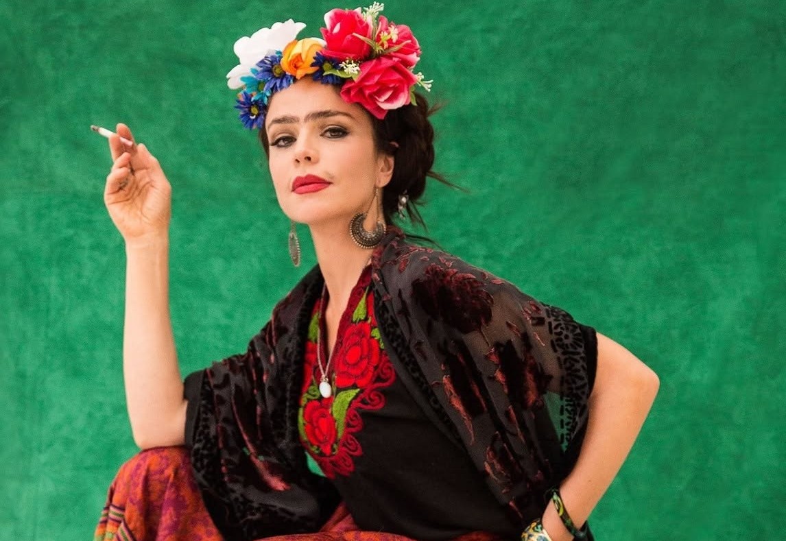 Imagen noticia Flora Martínez vuelve a ser Frida Kahlo: Así celebra los 10 años de ‘Frida Libre’