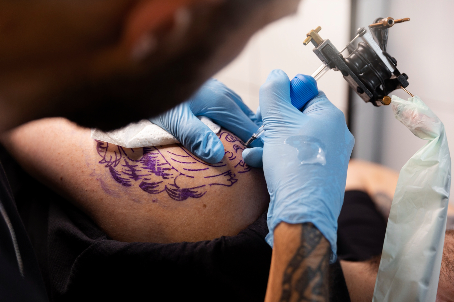 Imagen noticia Alerta por tatuajes bajo sedación: Un procedimiento sin regulación en Colombia