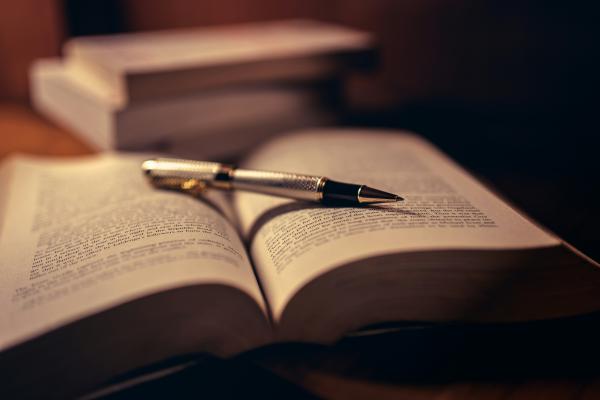 Foto: https://unsplash.com/es/s/fotos/bol%C3%ADgrafo-y-libro